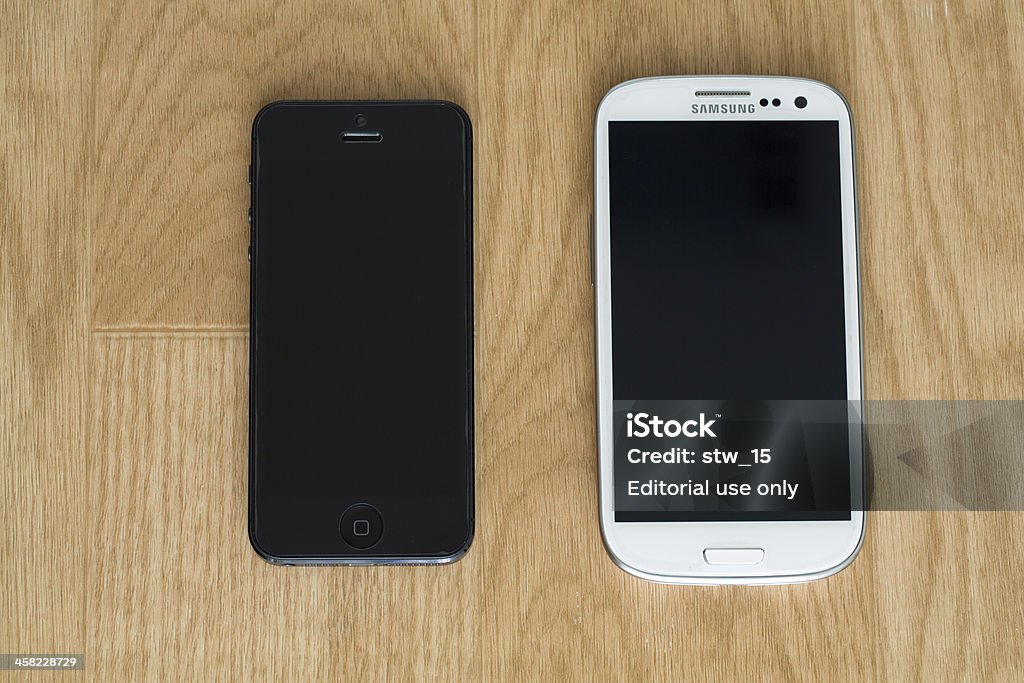 Mit dem iPhone 5 und Samsung Galaxy S3 - Lizenzfrei Apple Computer Stock-Foto