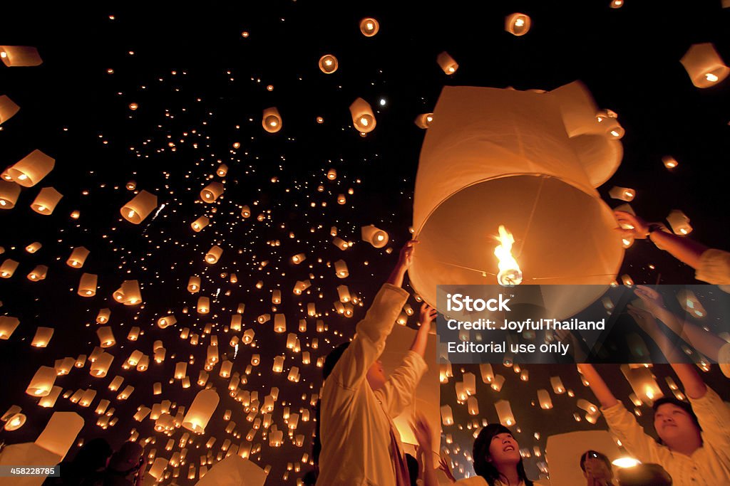 Yi Peng festival Chiangmai, Thailandia - Foto stock royalty-free di Lanterne volanti