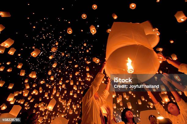 Yi Peng Festival Chiangmai Thailandia - Fotografie stock e altre immagini di Lanterne volanti - Lanterne volanti, Famiglia, Provincia di Chiang Mai