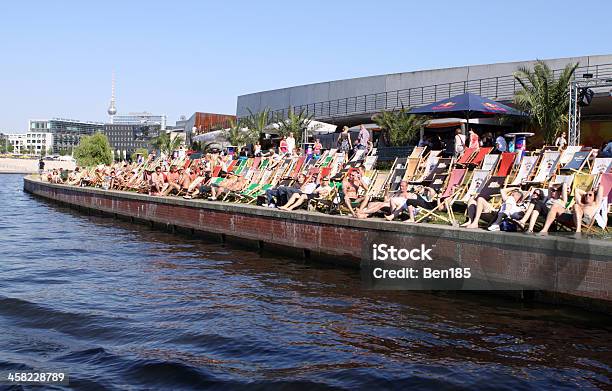 Realizar Bancos En Berlín Foto de stock y más banco de imágenes de Aire libre - Aire libre, Alemania, Berlín