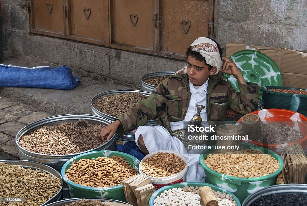 Vente de fruits secs dans du Yémen - Photo de Enfant libre de droits