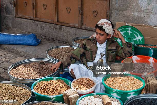 Photo libre de droit de Vente De Fruits Secs Dans Du Yémen banque d'images et plus d'images libres de droit de Enfant - Enfant, Yémen, Arabie