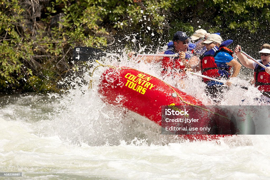 Difícil Rafting en aguas rápidas - Foto de stock de Adulto libre de derechos