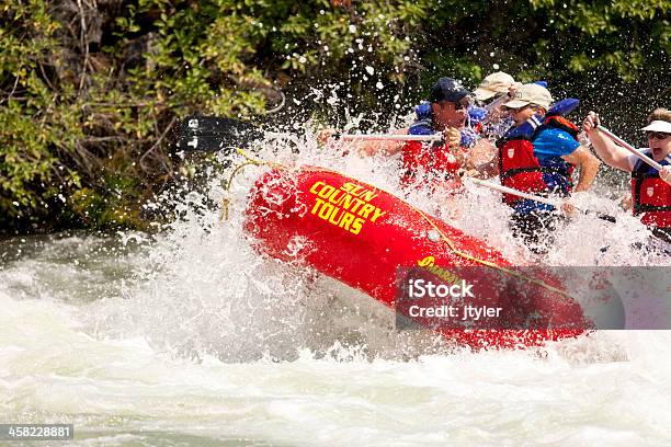 Difícil Rafting En Aguas Rápidas Foto de stock y más banco de imágenes de Adulto - Adulto, Agua, Aire libre