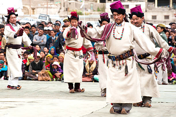 남자 티베트인 옷 전통 무용 공연 포크 - traditional festival ladakh ethnic music india 뉴스 사진 이미지