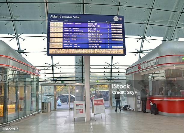Frankfurt Fernbahnhof - zdjęcia stockowe i więcej obrazów Biznes - Biznes, Biznesmen, Fotografika