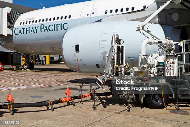 Echar Combustible Aviones Foto de stock y más banco de imágenes de Cathay Pacific - Cathay Pacific, Producción de combustible y energía, Aeropuerto