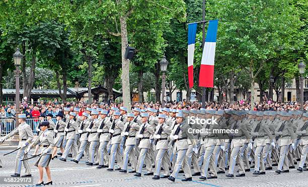 Desfile Militar En Día De La Bastilla Foto de stock y más banco de imágenes de Día de la Bastilla - Día de la Bastilla, Cabalgata, Marchar