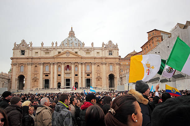 folla prima angelus di papa francesco i - lake angelus foto e immagini stock