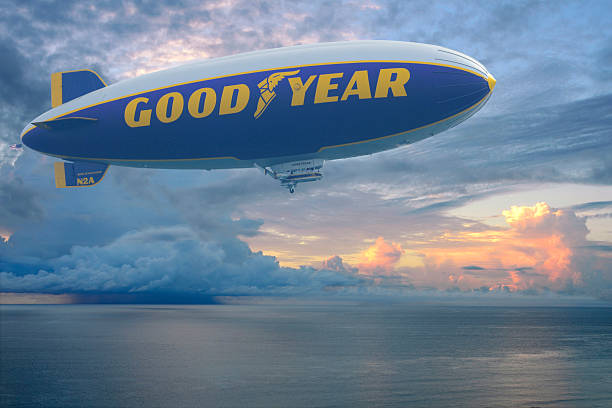 goodyear ballon dirigeable - goodyear blimp photos et images de collection