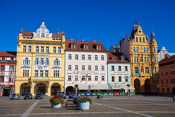 praça no centro histórico de ceske budejovice - editorial built structure fountain town square imagens e fotografias de stock