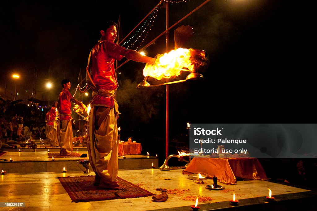 힌두교식 사제 공연 종교용 Ganga Aarti 마사지 (화재 푸자 - 로열티 프리 강가의 층계 스톡 사진