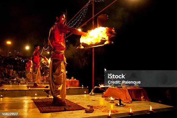 Montanhas Hindu Padre Efectuar Religiosas Ganga Aarti Ritual Fogo Puja - Fotografias de stock e mais imagens de Aarti - Rezar