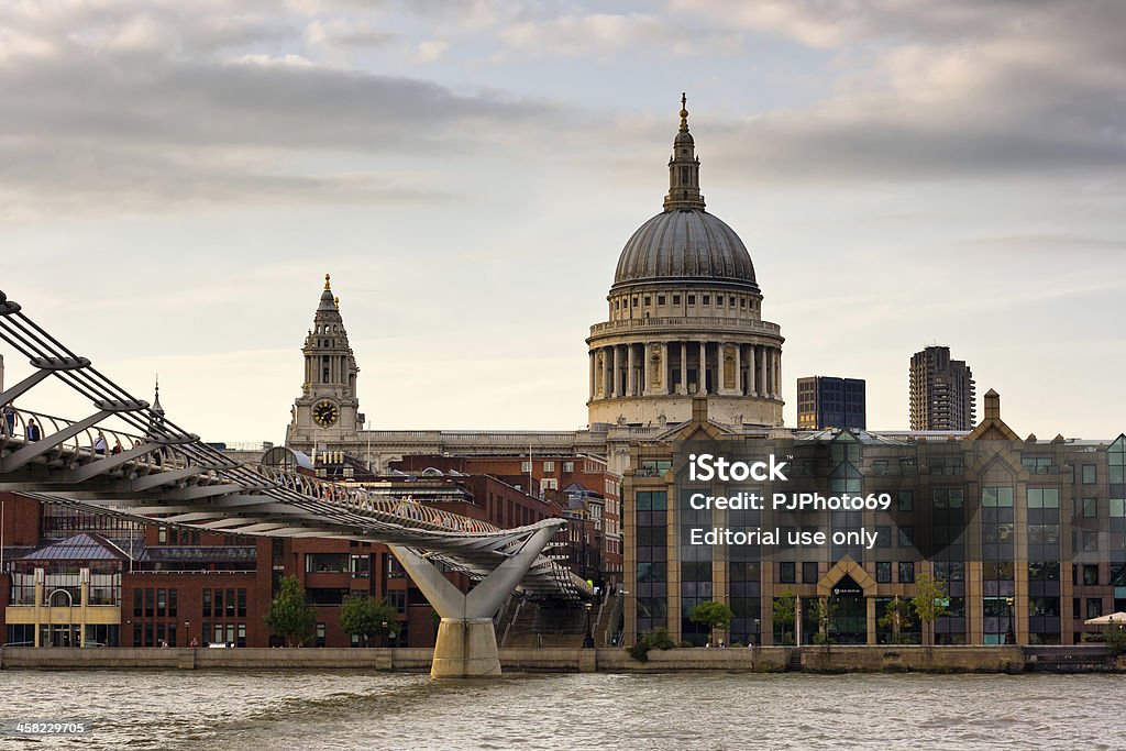Londyn-St Paul Katedra i Millennium Bridge - Zbiór zdjęć royalty-free (2009)