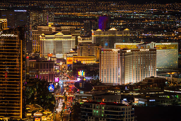 las vegas strip di notte - the cosmopolitan of las vegas foto e immagini stock