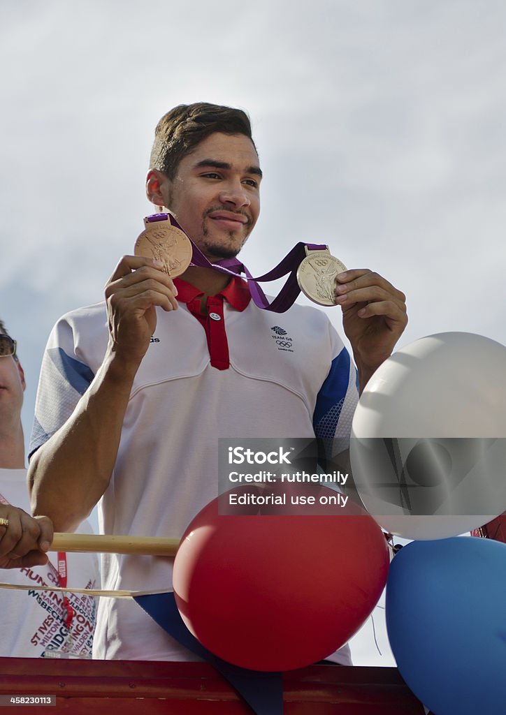 Olympic ginasta Louis Smith com suas Medalhas de prata e bronze. - Foto de stock de Team GB royalty-free