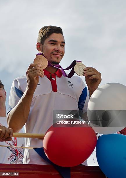 Foto de Olympic Ginasta Louis Smith Com Suas Medalhas De Prata E Bronze e mais fotos de stock de Team GB