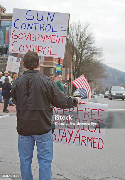 Manifestante Mostra Gun Controllare Le Indicazioni Per Passanti Di Asheville - Fotografie stock e altre immagini di Adulto