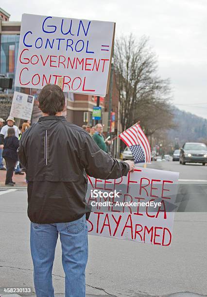 Protestante Mostra Os Sinais De Controlo De Arma Para Passers Por De Asheville - Fotografias de stock e mais imagens de Adulto