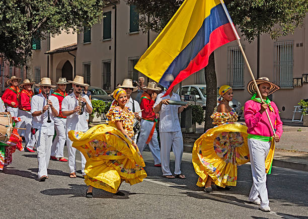 street desfile de bailarines colombiano - trajes tipicos colombianos fotografías e imágenes de stock