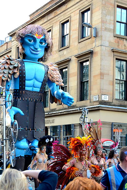 grande homem a caminhar, merchant cidade festival, glasgow - large men walking glasgow imagens e fotografias de stock