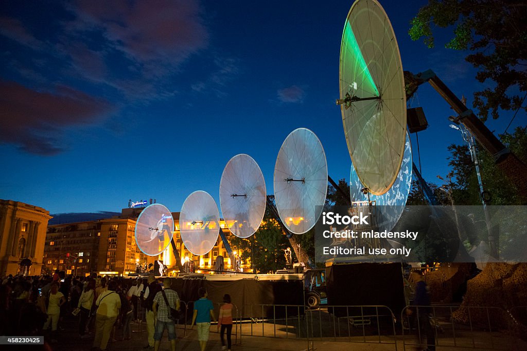 Paraboles показать от МКС от компании в B-FIT Фестиваль - Стоковые фото Большой город роялти-фри