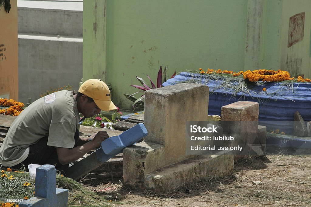 Homem pintando uma para gravestone em Solola, Guatemala - Foto de stock de Adulto royalty-free