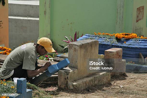 Foto de Homem Pintando Uma Para Gravestone Em Solola Guatemala e mais fotos de stock de Adulto