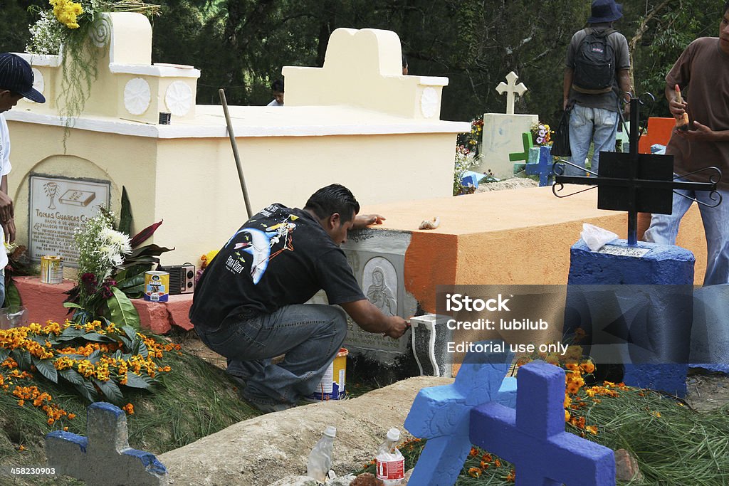 Homem pintando uma para gravestone em Solola, Guatemala - Foto de stock de Adulto royalty-free
