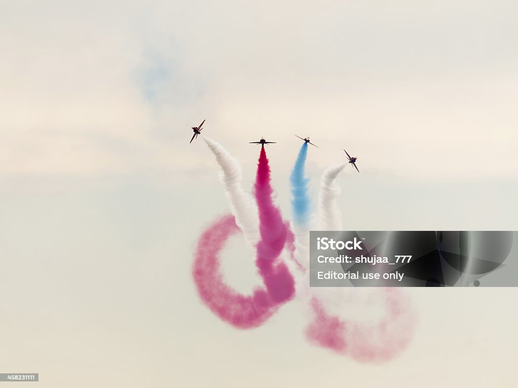 4 Hawk T1 jets de fleurs au ciel nuageux NON-FUMEUR - Photo de Armement libre de droits