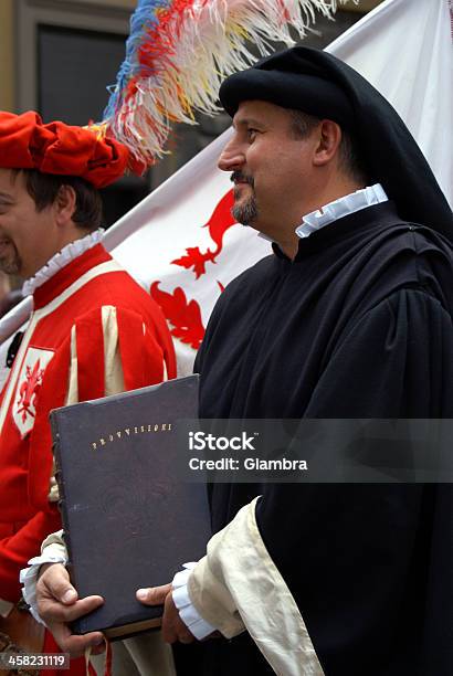 Calcio Storico Fiorentino - Fotografie stock e altre immagini di Abbigliamento - Abbigliamento, Adulto, Bandiera