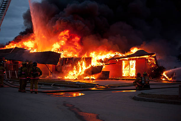 гореть здание крыше свернуть - pumper стоковые фото и изображения