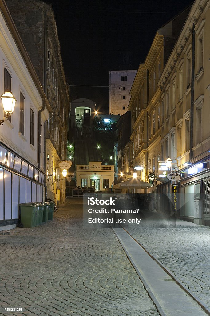 Zagreb street de noche - Foto de stock de Acera libre de derechos
