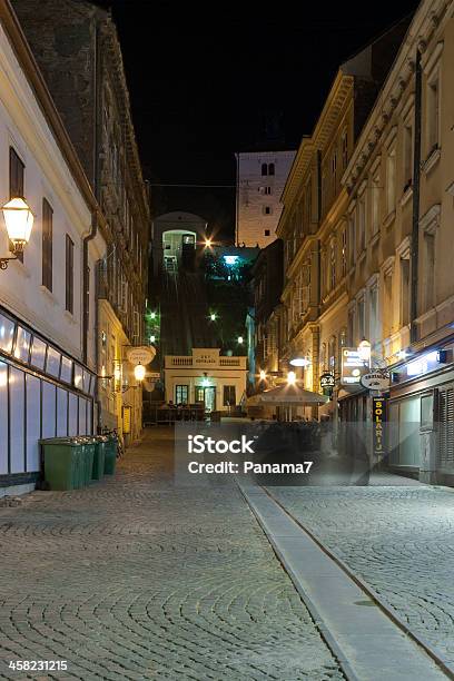 Noite Zagreb Rua - Fotografias de stock e mais imagens de Anoitecer - Anoitecer, Ao Ar Livre, Arquitetura