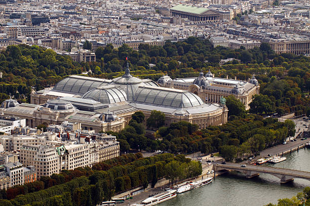 Grand e pelo Petit Palais, Paris, França - foto de acervo