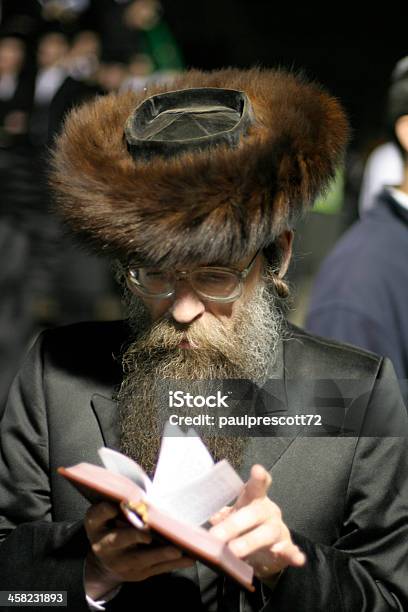 Uomo Anziano Leggendo Torah - Fotografie stock e altre immagini di Adulto - Adulto, Amore, Bambini maschi