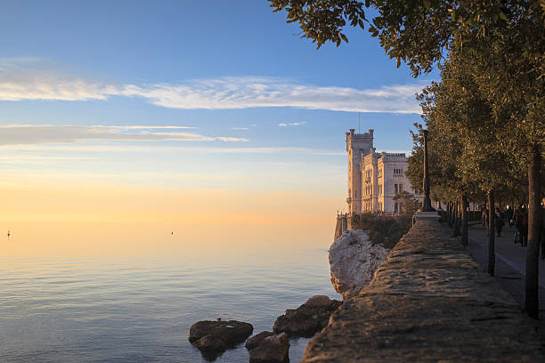 le château miramare au coucher du soleil, de trieste, italie - trieste photos et images de collection