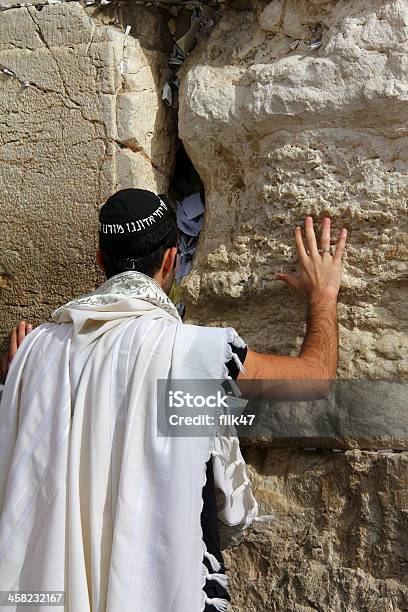 Photo libre de droit de Jewish Worshiper Prier Au Mur Des Lamentations banque d'images et plus d'images libres de droit de Taleth - Taleth, Antique, Architecture