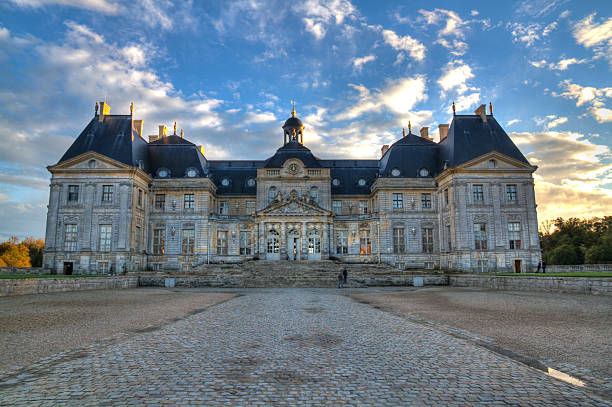 fachada de vaux-le-vicomte castillo en la noche - chateau de vaux le vicomte fotografías e imágenes de stock