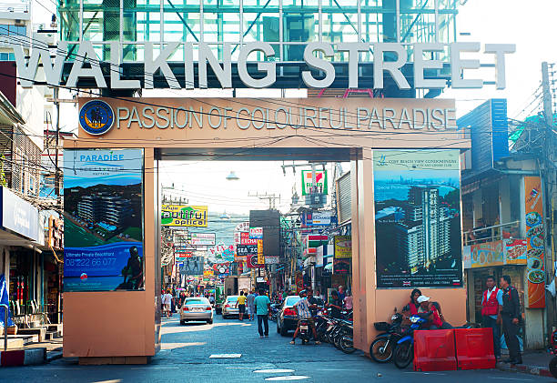 rue piétonne à pattaya - gogo bar photos et images de collection