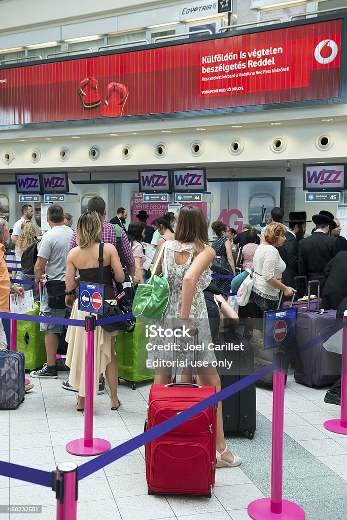 De check-in para Wizz de voo em Budapeste - Royalty-free Adulto Foto de stock