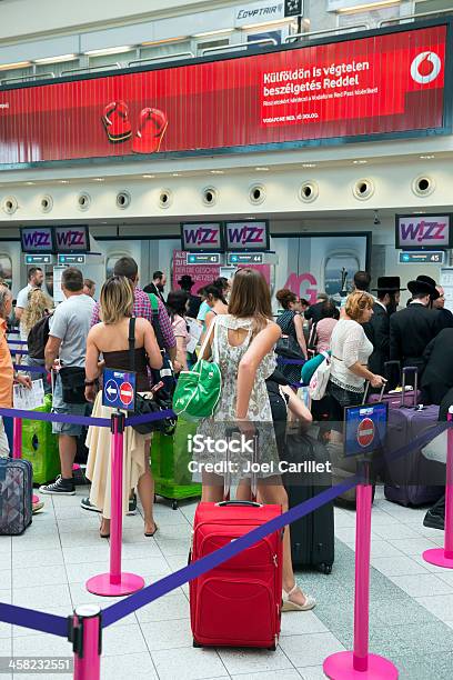 De Checkin Para Wizz De Voo Em Budapeste - Fotografias de stock e mais imagens de Adulto - Adulto, Aeroporto, Avião Comercial