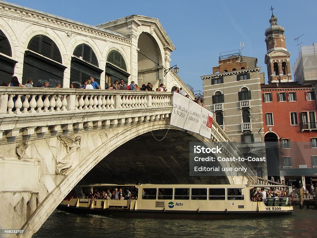 Autocarro de água na ponte de Cruzamento - Royalty-free Arquitetura Foto de stock