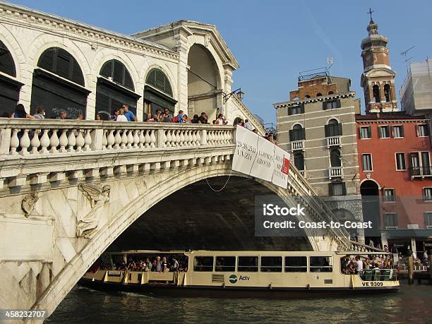 Foto de Ônibus Aquático Passando Por Baixo Da Ponte e mais fotos de stock de Arquitetura - Arquitetura, Barco de passageiros, Cultura Italiana