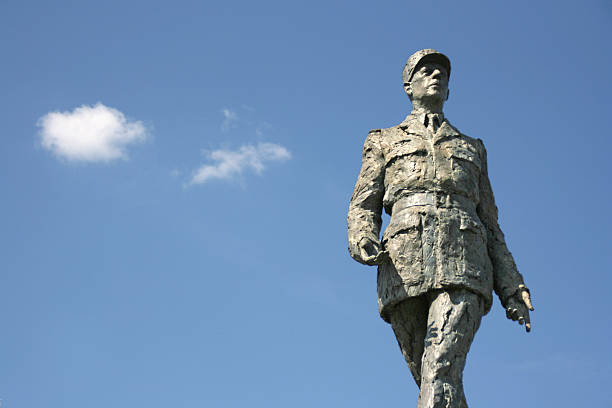 monument de la sculpture du président français charles de gaulle, paris - charles de gaulle photos et images de collection