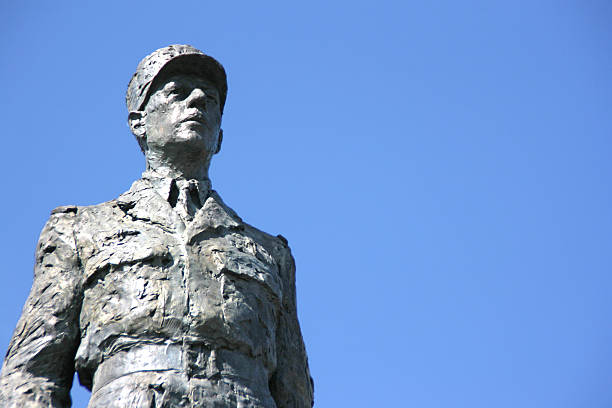 monument de la sculpture du président français charles de gaulle, paris - charles de gaulle photos et images de collection