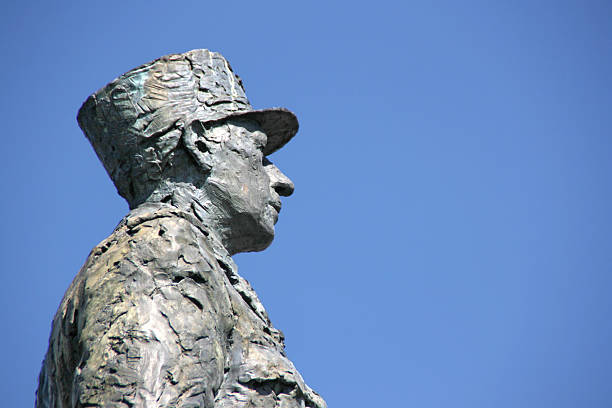 monument de la sculpture du président français charles de gaulle, paris - charles de gaulle photos et images de collection