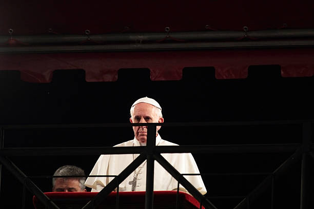 pape francis pendant chemin de croix sur good friday - bergoglio photos et images de collection