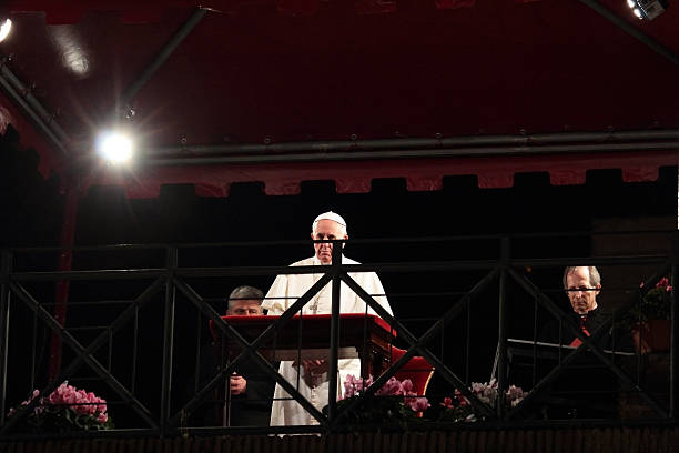 papa francisco durante as estações da cruz na boa sexta-feira - bergoglio imagens e fotografias de stock