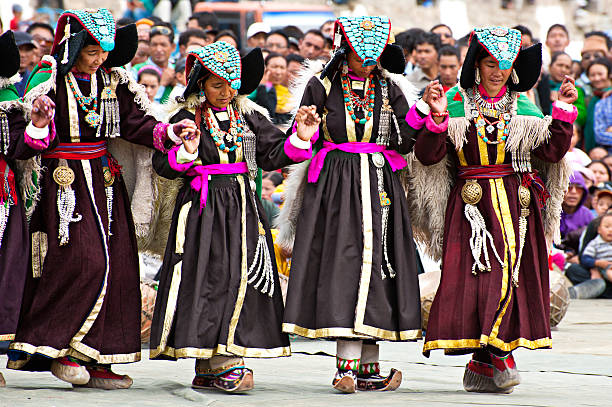 여자대표 전통적인 티베트인 옷 공연 민속 댄스 - traditional festival ladakh ethnic music india 뉴스 사진 이미지